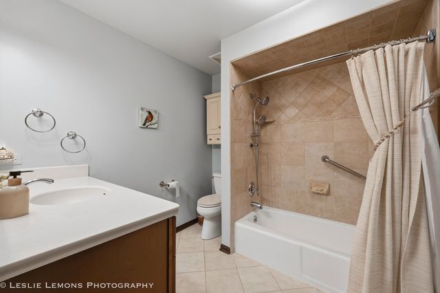 1160 Cheshire Avenue, Naperville, IL 60540