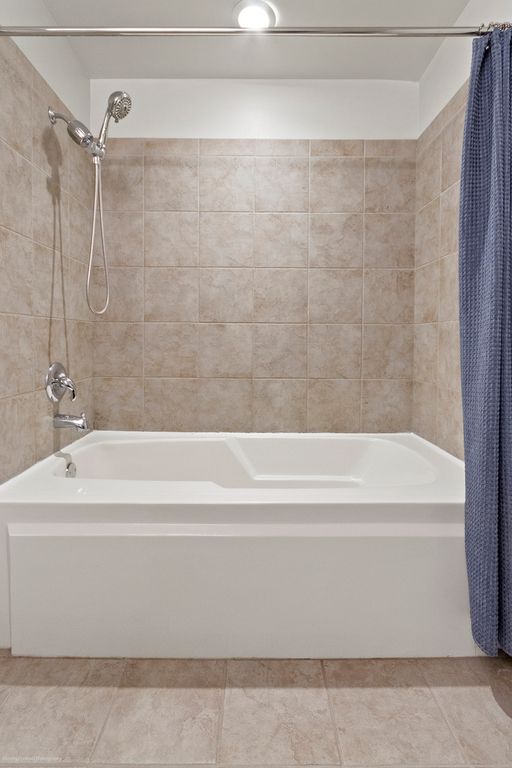 Image 19 of property listing at 900 N KINGSBURY Street 780, Chicago, IL 60610