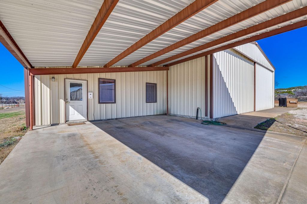 Image 10 of property listing at 2684 W Us Hwy 290, Fredericksburg, TX 78624