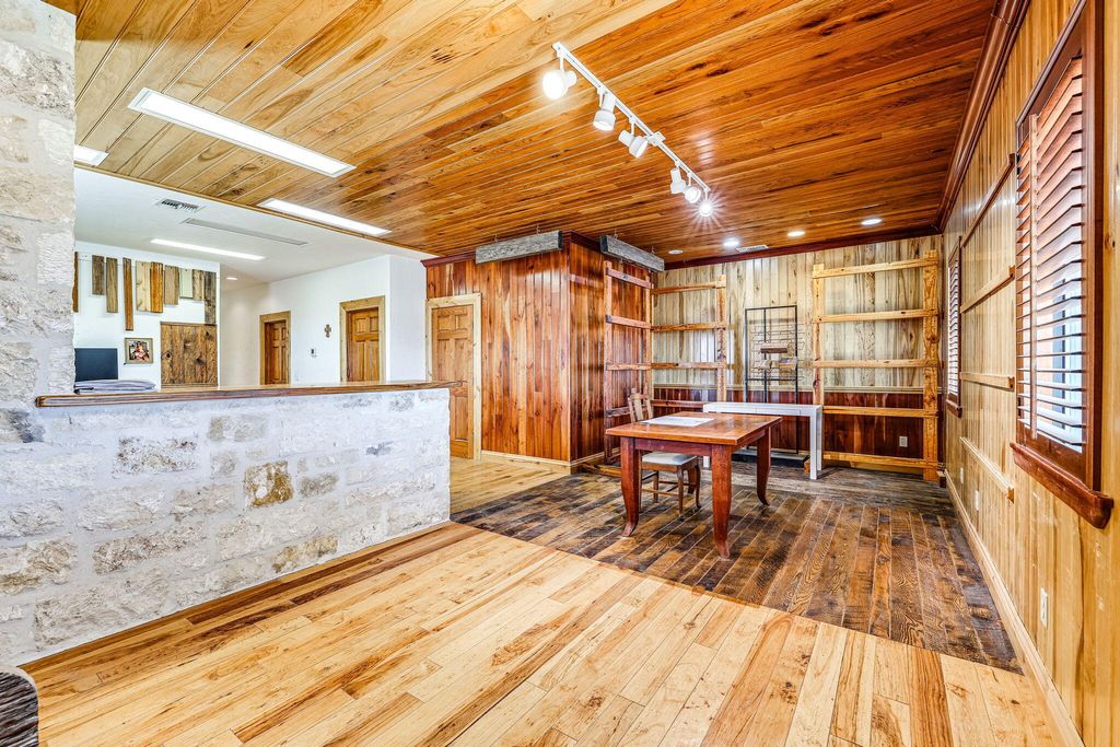 Image 11 of property listing at 2684 W Us Hwy 290, Fredericksburg, TX 78624