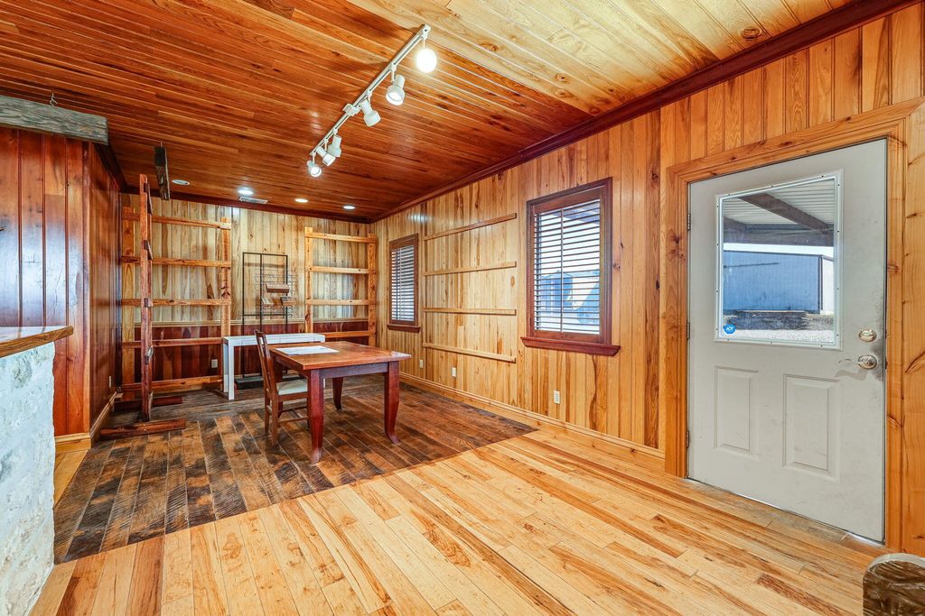 Image 13 of property listing at 2684 W Us Hwy 290, Fredericksburg, TX 78624