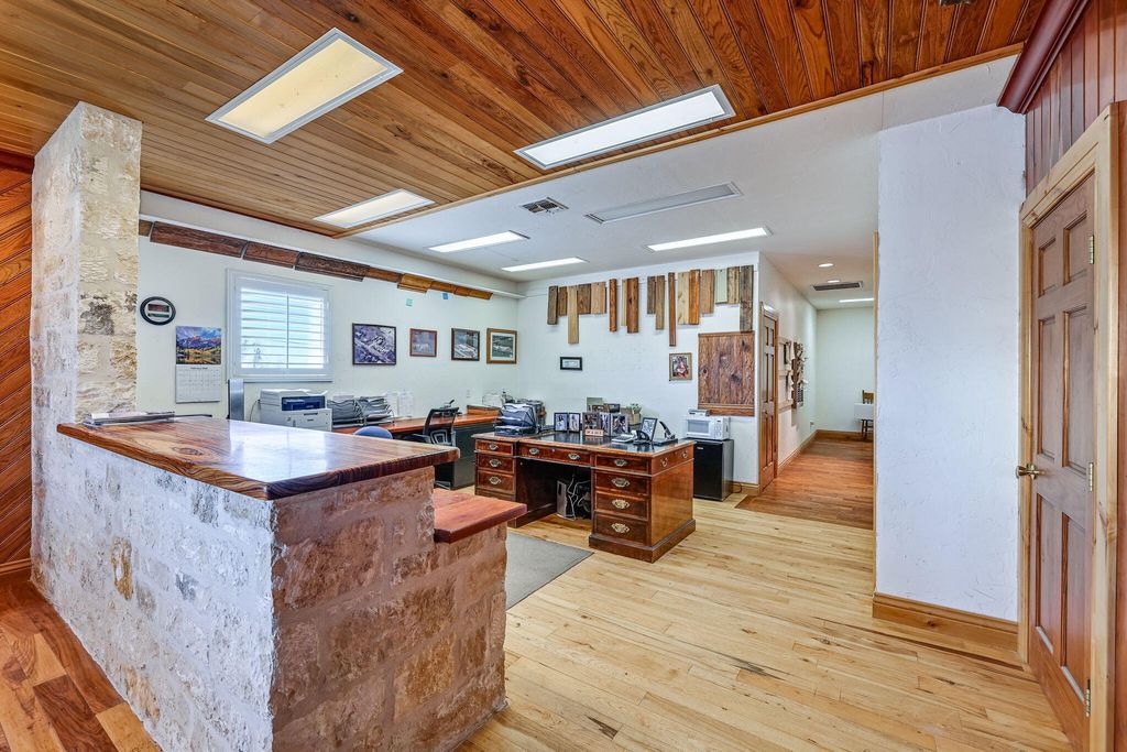 Image 14 of property listing at 2684 W Us Hwy 290, Fredericksburg, TX 78624