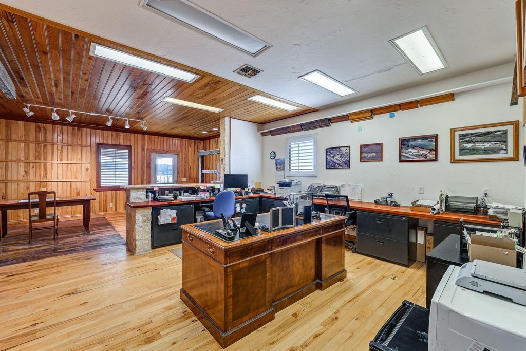 Image 15 of property listing at 2684 W Us Hwy 290, Fredericksburg, TX 78624