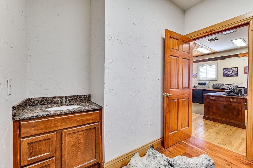 Image 21 of property listing at 2684 W Us Hwy 290, Fredericksburg, TX 78624