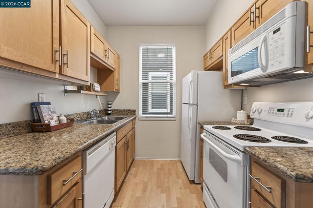 161 Marina Lakes Dr, Richmond, CA 94804