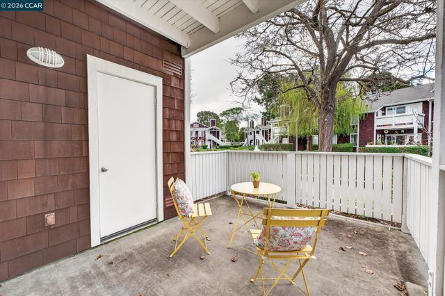 161 Marina Lakes Dr, Richmond, CA 94804