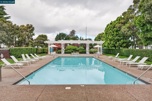 161 Marina Lakes Dr, Richmond, CA 94804