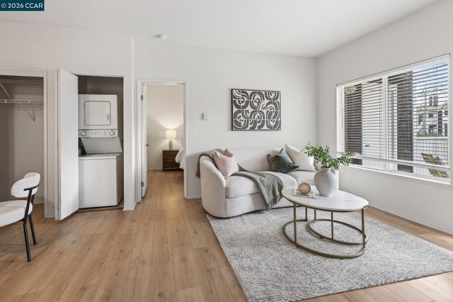 161 Marina Lakes Dr, Richmond, CA 94804