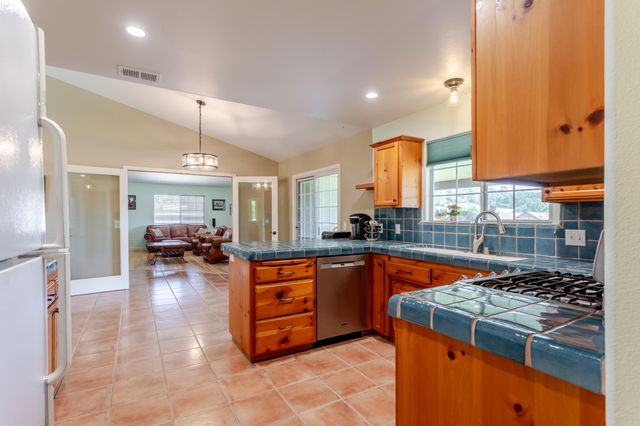 155 Eagle Creek Court, Atascadero, CA 93422