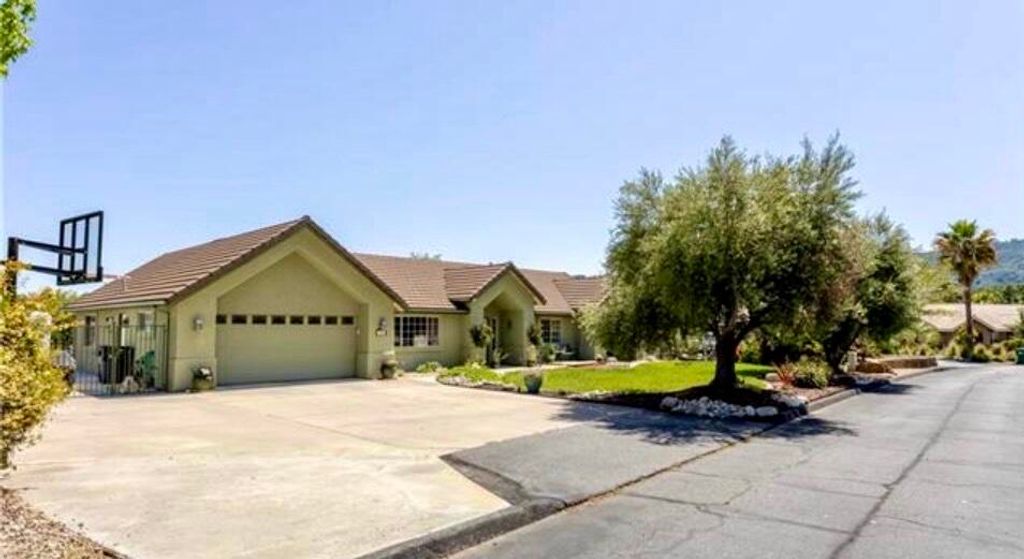 155 Eagle Creek Court, Atascadero, CA 93422