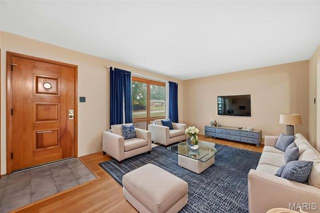 10942 Ridgecrest Drive, St Ann, MO 63074