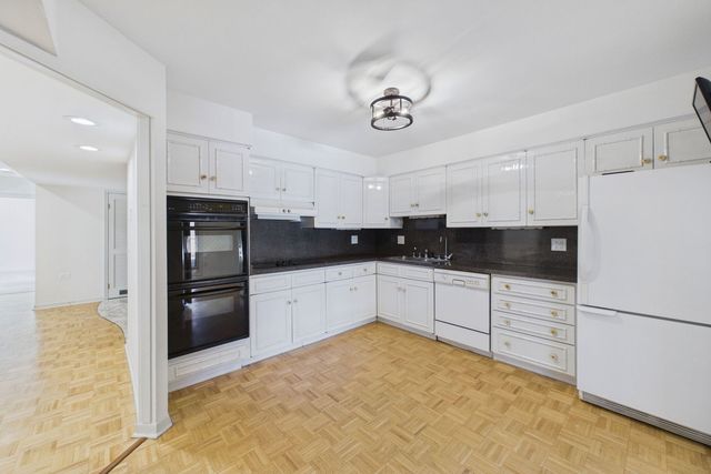 3900 Dundee Road 305, Northbrook, IL 60062