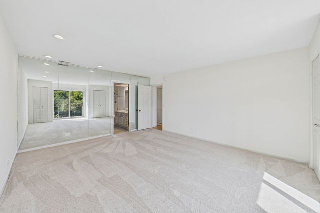 3900 Dundee Road 305, Northbrook, IL 60062