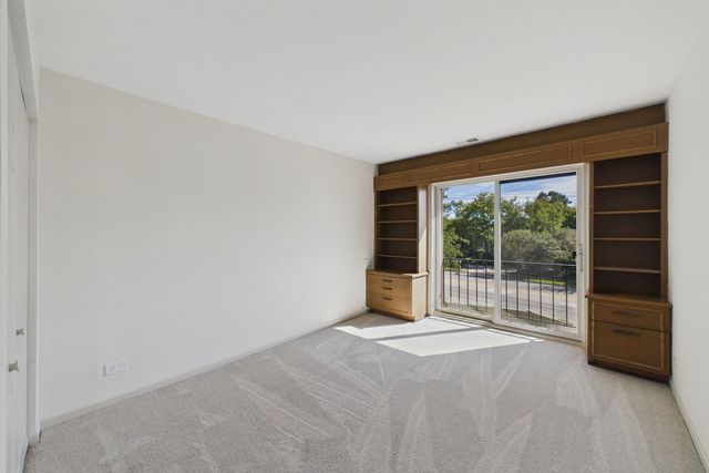 3900 Dundee Road 305, Northbrook, IL 60062