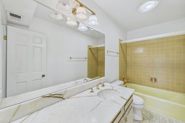 3900 Dundee Road 305, Northbrook, IL 60062