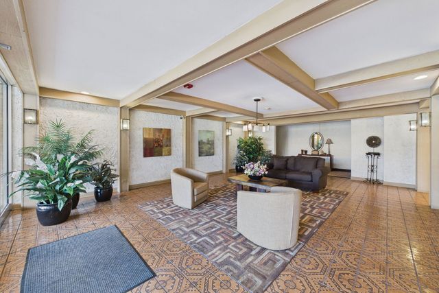 3900 Dundee Road 305, Northbrook, IL 60062
