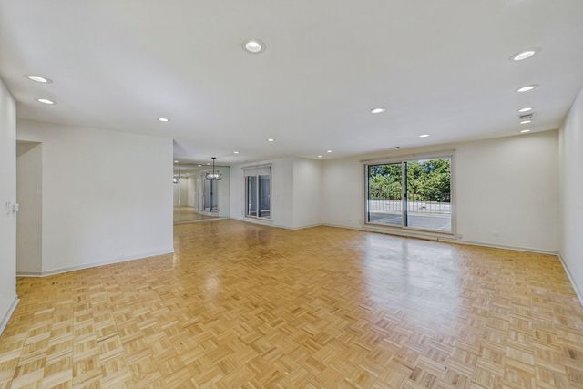 3900 Dundee Road 305, Northbrook, IL 60062