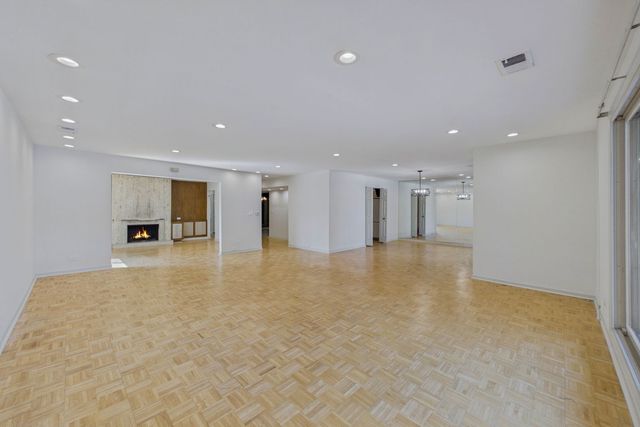 3900 Dundee Road 305, Northbrook, IL 60062