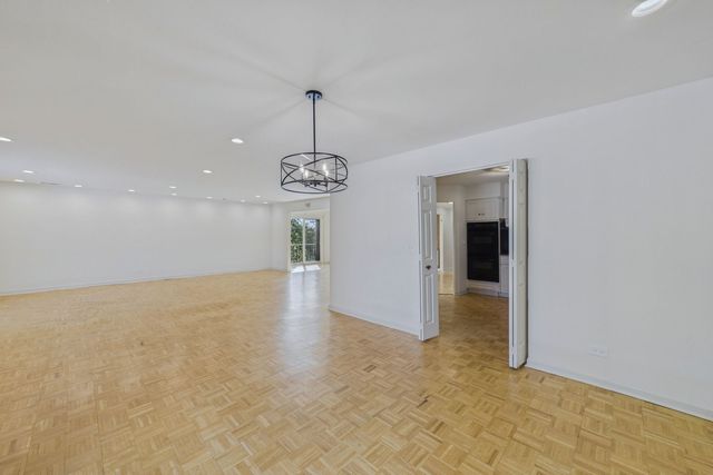 3900 Dundee Road 305, Northbrook, IL 60062