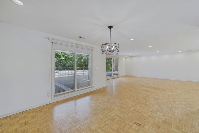 3900 Dundee Road 305, Northbrook, IL 60062