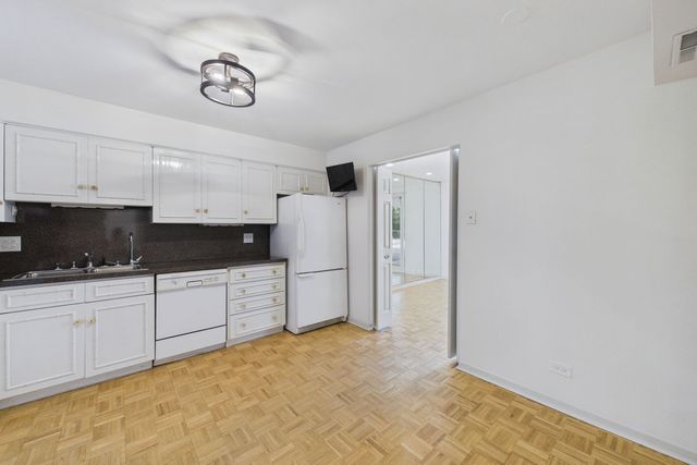 3900 Dundee Road 305, Northbrook, IL 60062