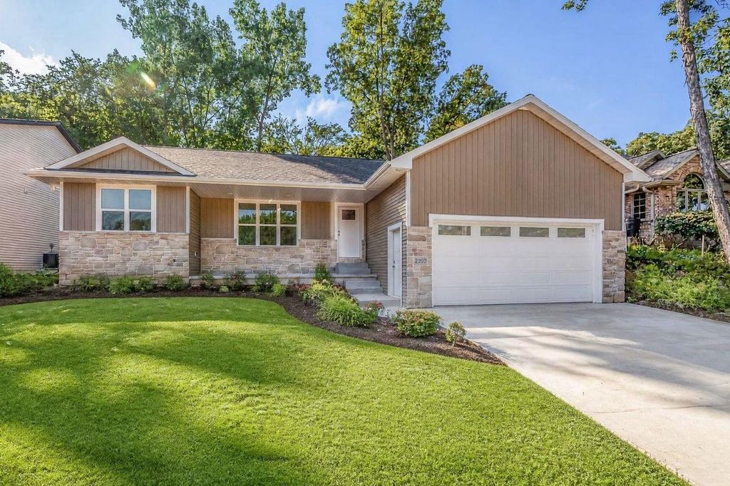 2480 BRENNER PLACE, Green Bay, WI 54301