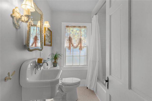 1220 Hope Street, Bristol, RI 02809