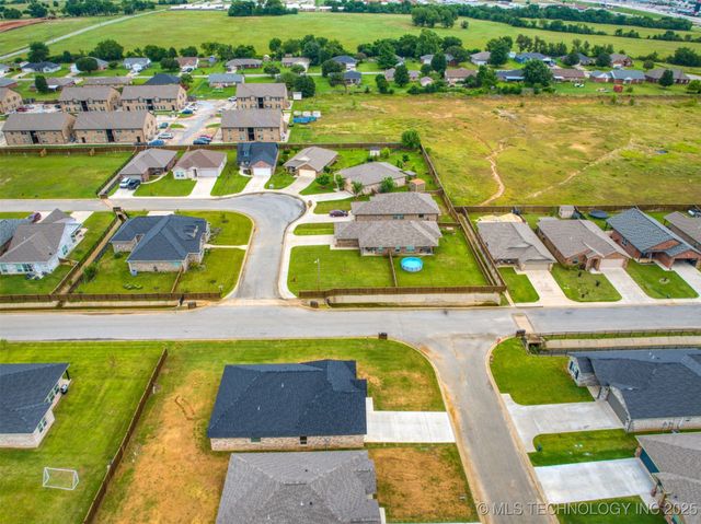 1197 Wild Indigo Circle, Calera, OK 74730