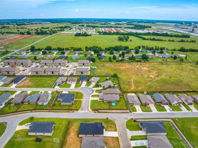 1197 Wild Indigo Circle, Calera, OK 74730