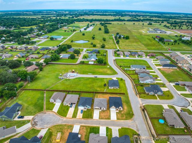 1197 Wild Indigo Circle, Calera, OK 74730