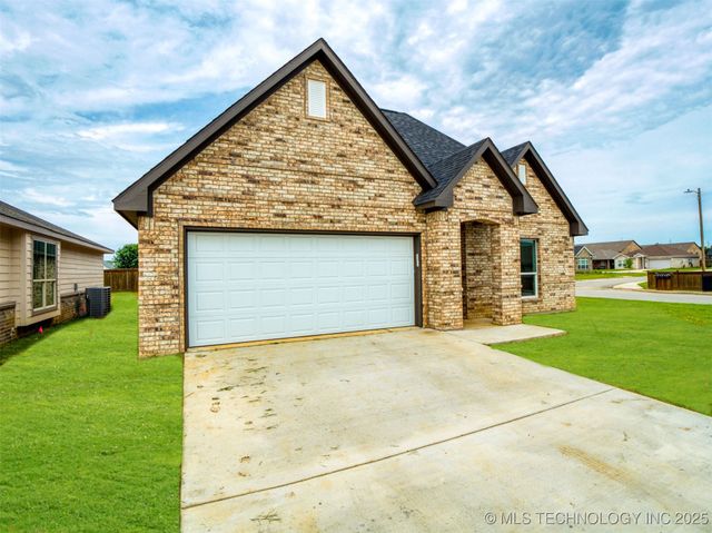 1197 Wild Indigo Circle, Calera, OK 74730