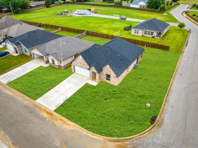 1197 Wild Indigo Circle, Calera, OK 74730