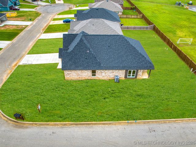 1197 Wild Indigo Circle, Calera, OK 74730