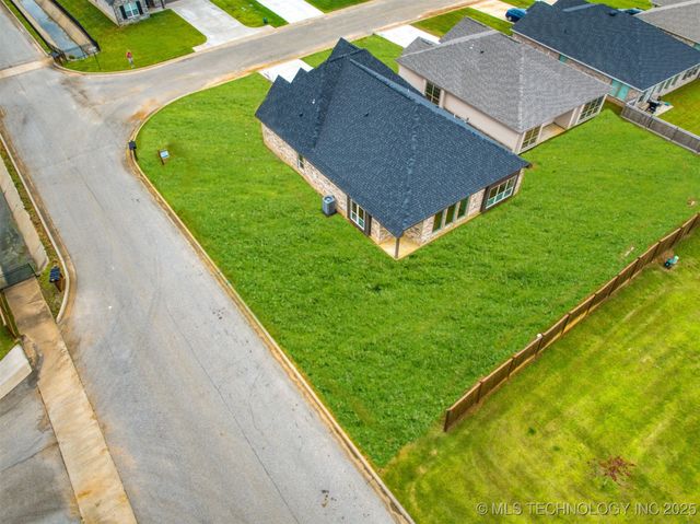 1197 Wild Indigo Circle, Calera, OK 74730
