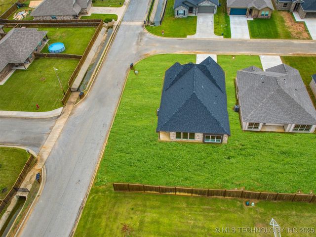 1197 Wild Indigo Circle, Calera, OK 74730