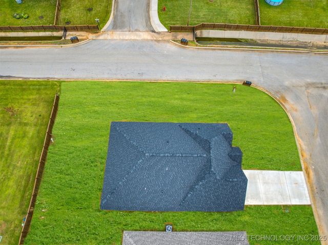 1197 Wild Indigo Circle, Calera, OK 74730