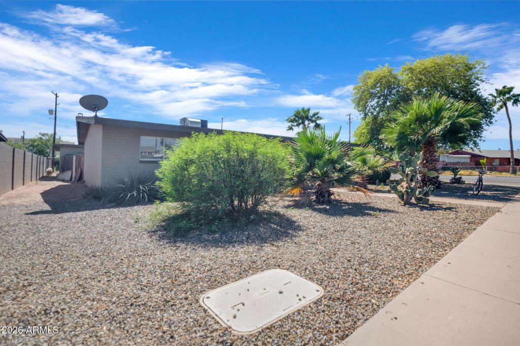 Image 3 of property listing at 1357 W GARDEN Circle, Mesa, AZ 85201