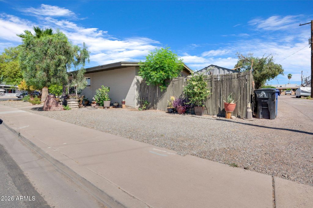 Image 5 of property listing at 1357 W GARDEN Circle, Mesa, AZ 85201