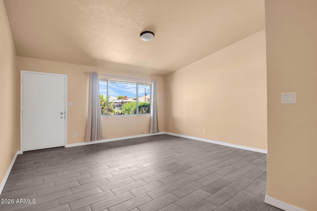 Image 6 of property listing at 1357 W GARDEN Circle, Mesa, AZ 85201
