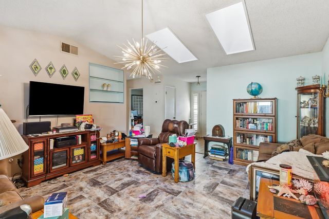 7325 Sunsilver Ln, Sacramento, CA 95828