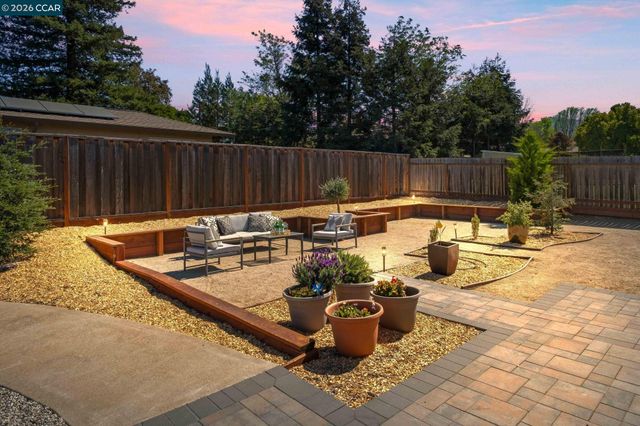 1394 El Camino Dr, Clayton, CA 94517