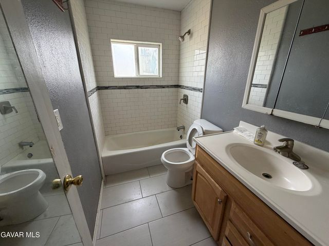 5056 W Avenue K 12, Lancaster, CA 93536