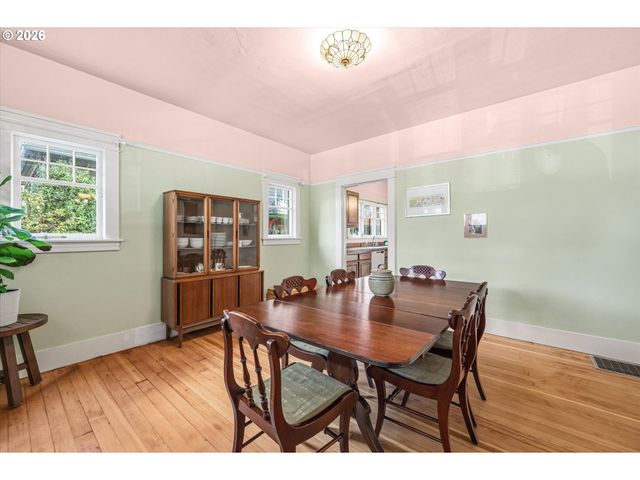 2604 Se WASHINGTON St, Portland, OR 97214