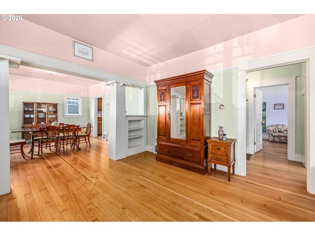 2604 Se WASHINGTON St, Portland, OR 97214