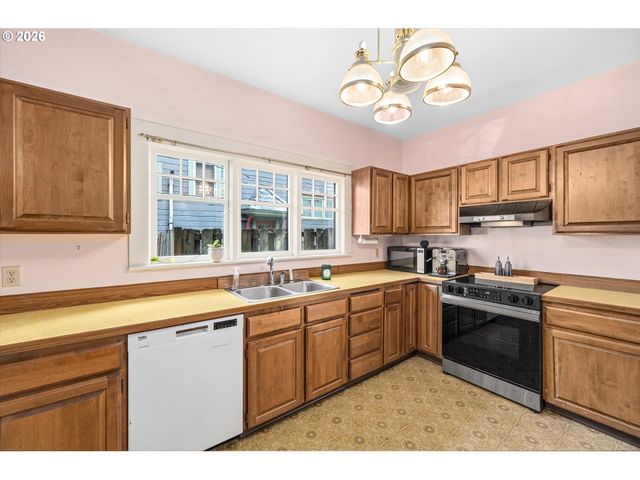 2604 Se WASHINGTON St, Portland, OR 97214