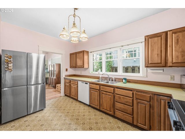 2604 Se WASHINGTON St, Portland, OR 97214