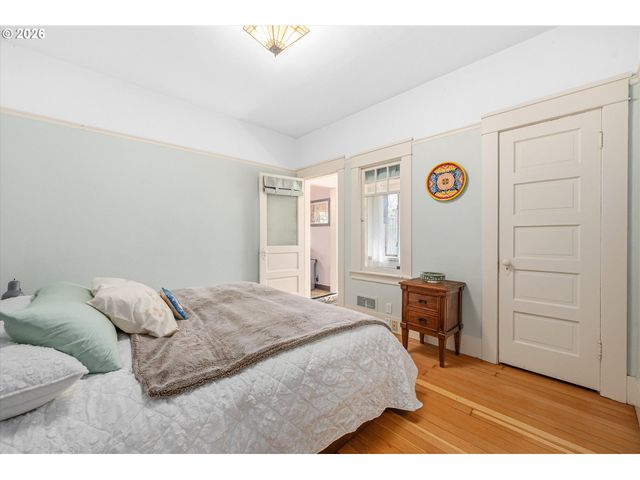 2604 Se WASHINGTON St, Portland, OR 97214