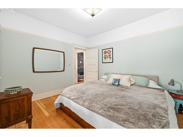 2604 Se WASHINGTON St, Portland, OR 97214