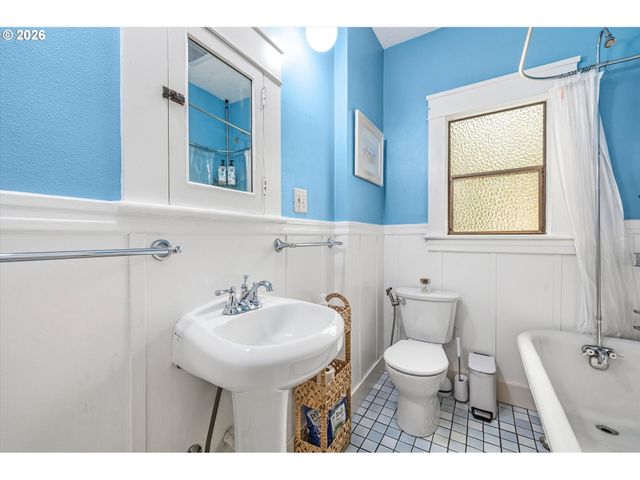 2604 Se WASHINGTON St, Portland, OR 97214