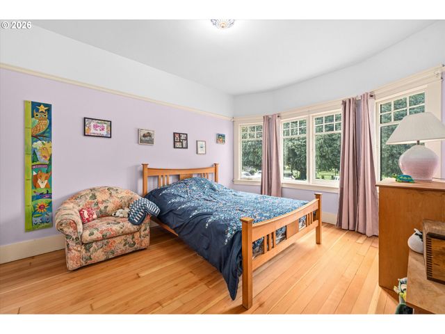 2604 Se WASHINGTON St, Portland, OR 97214